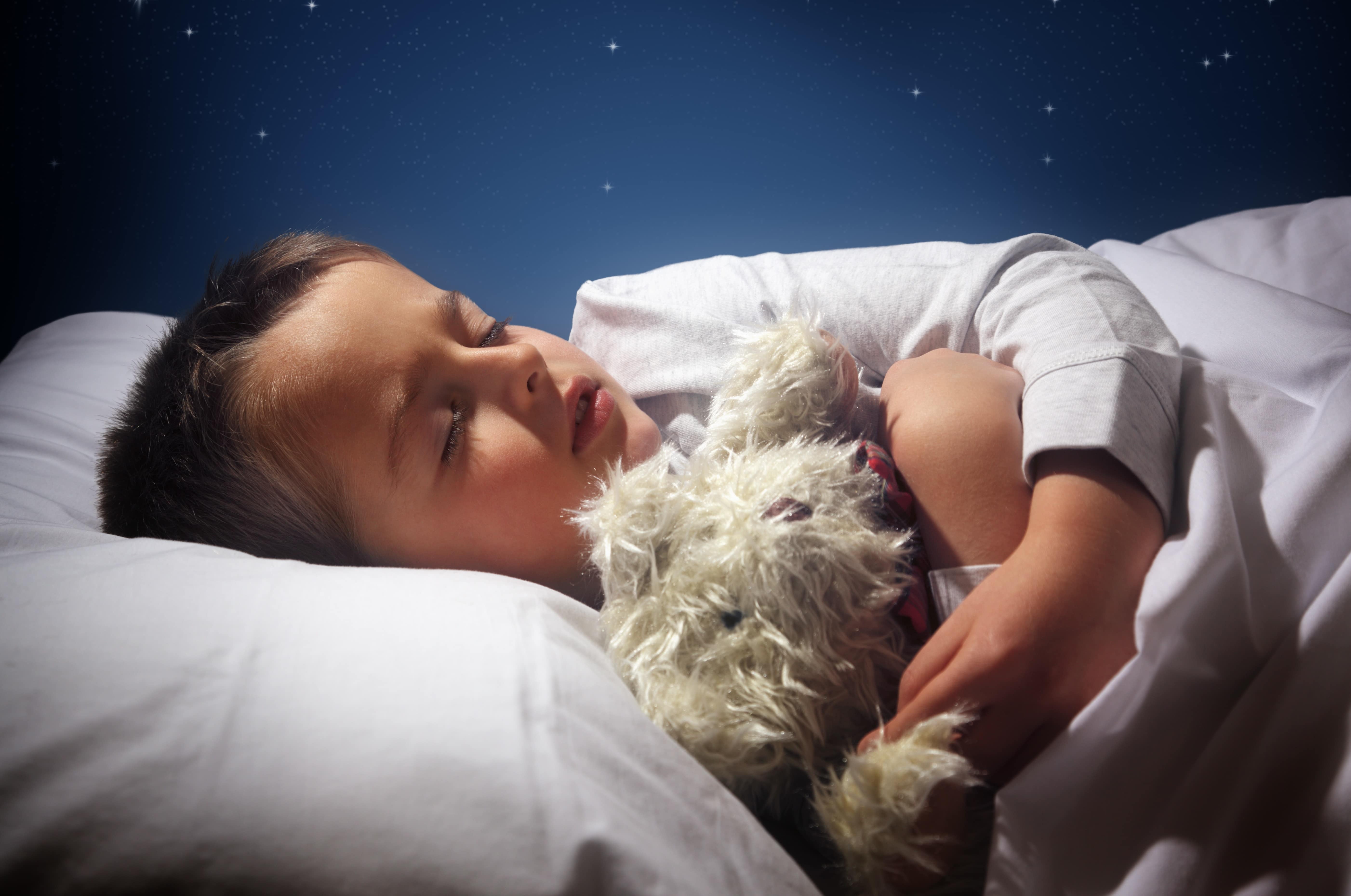 День сна для детей. Спящий ребенок. Детский сон. Спящий ребенок ночью. Спокойного сна.